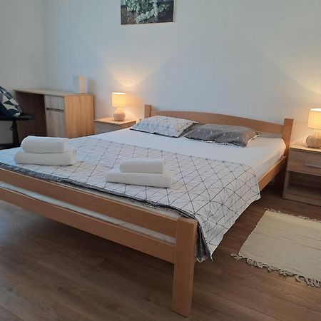 Yulia Apartman Pula Exteriör bild