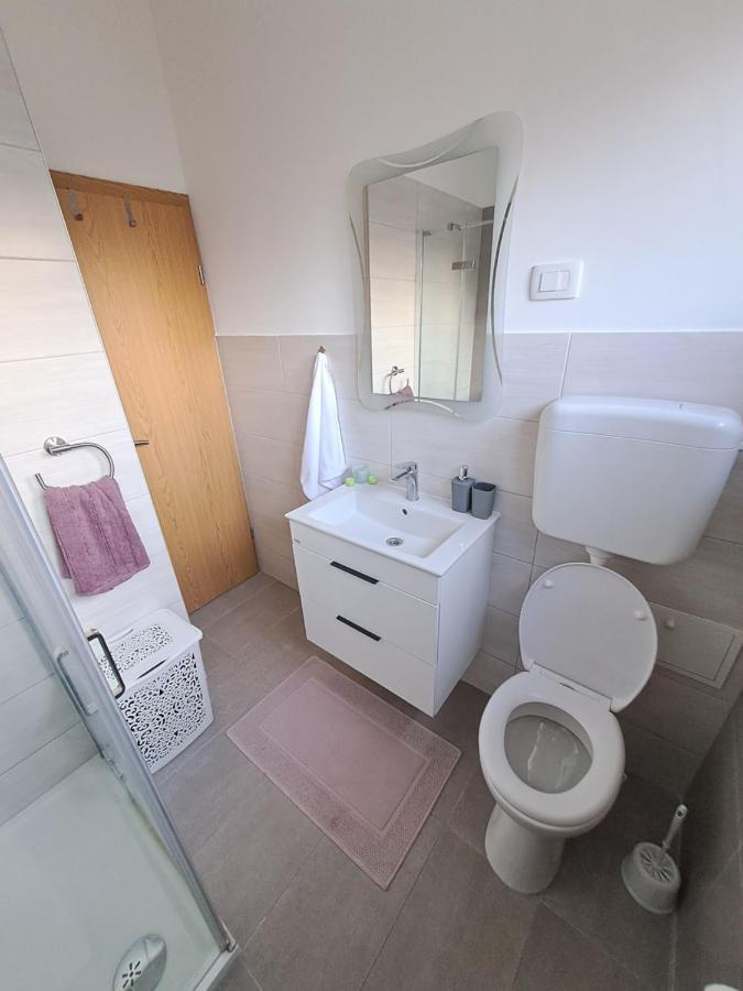 Yulia Apartman Pula Exteriör bild
