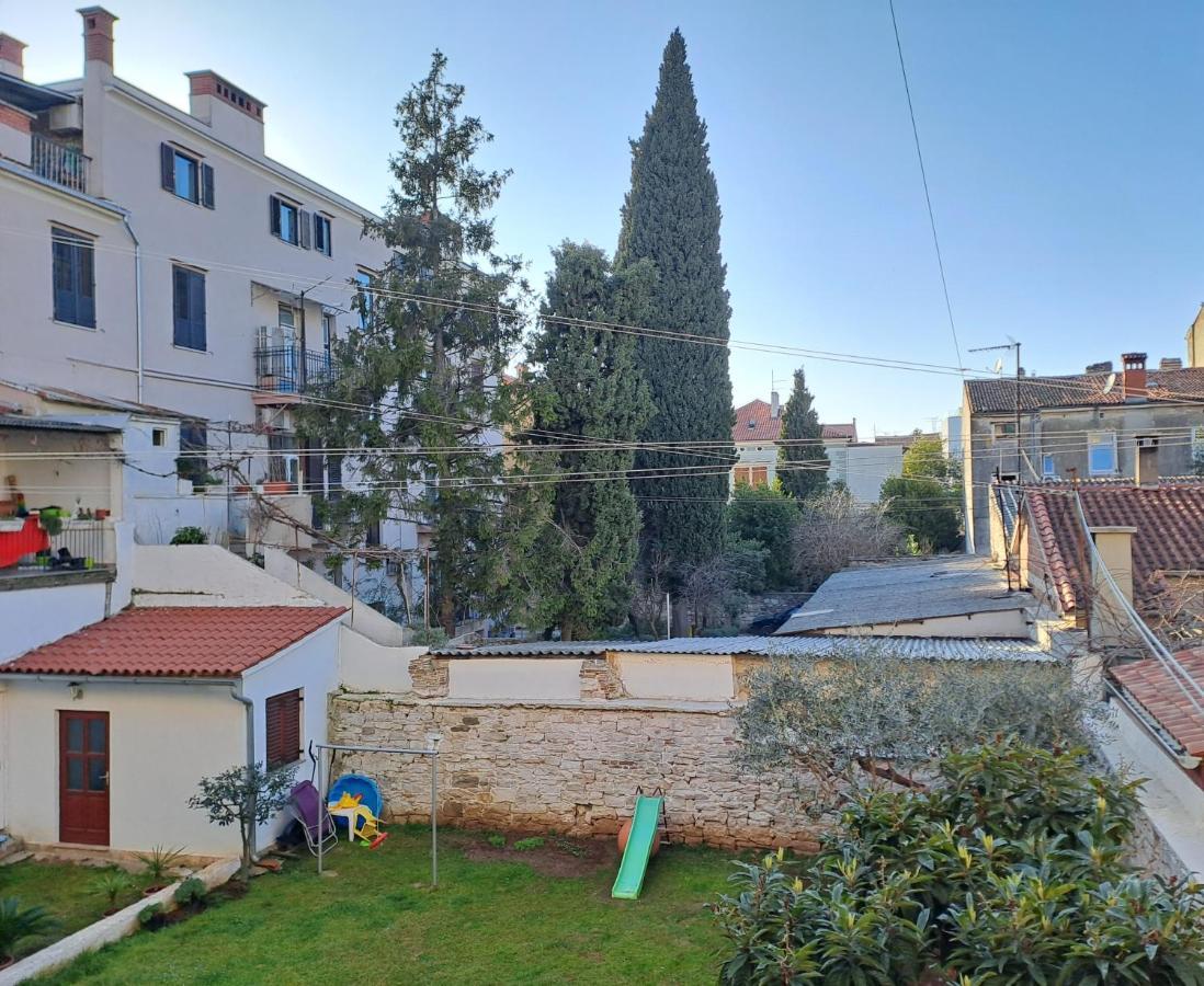 Yulia Apartman Pula Exteriör bild