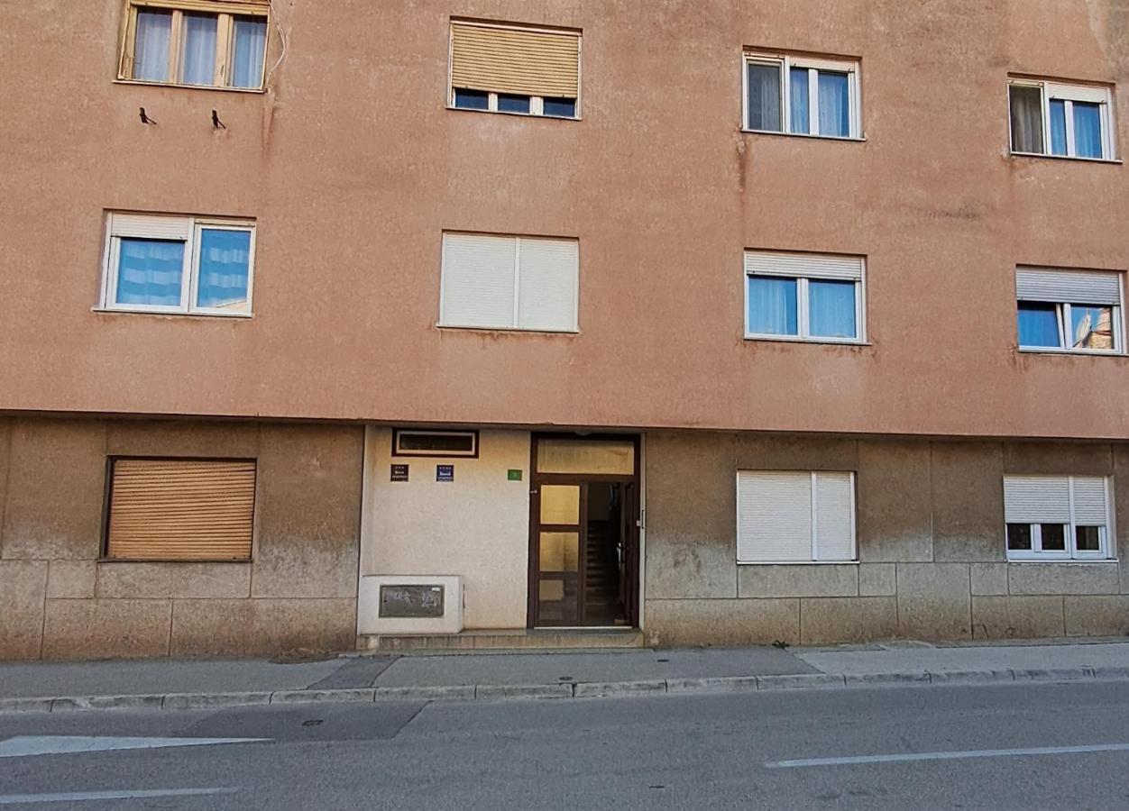 Yulia Apartman Pula Exteriör bild