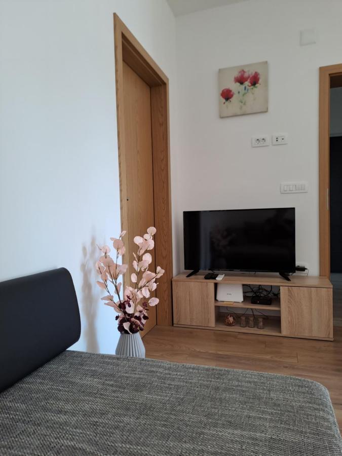 Yulia Apartman Pula Exteriör bild