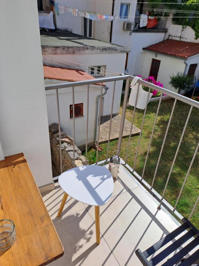 Yulia Apartman Pula Exteriör bild