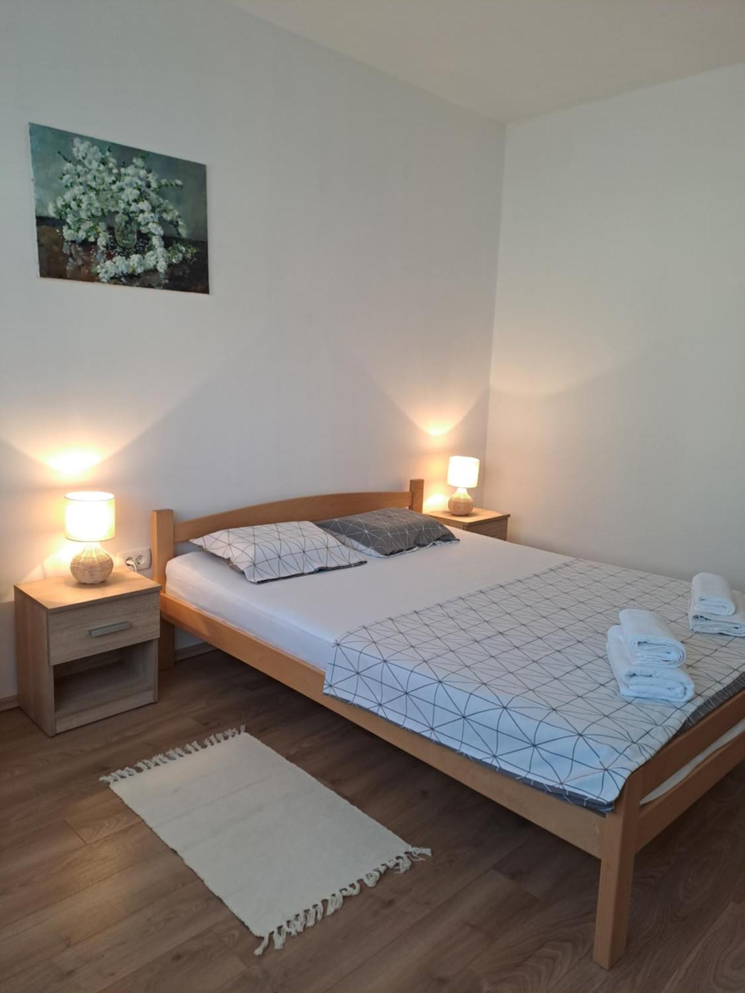 Yulia Apartman Pula Exteriör bild